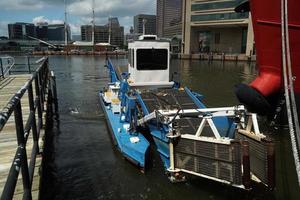 basura plástico basura agua mar limpiador barco foto