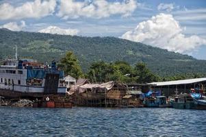 barco de pesca en el puerto de indonesia foto