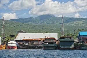 barco rugoso oxidado en el puerto de indonesia foto