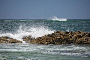 olas del océano pacífico en la orilla foto