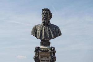 estatua de benvenuto cellini en florencia foto