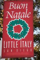 san diego, estados unidos- 4 de diciembre de 2015 - cartel de feliz navidad en little italy foto