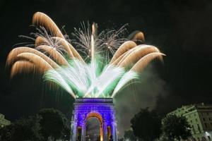 feliz año nuevo fuegos artificiales en el arco del triunfo en génova italia foto