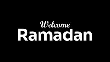 willkommene ramadan-textanimation in weiß auf schwarzem bildschirmhintergrund. animiertes willkommenes ramadan islamisches wort. geeignet für Nachrichten- oder Begrüßungstextaufnahmen.