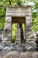 París, Francia - 2 de mayo de 2016 tumba de gasbard monge en el cementerio de pere-lachaise fundador de la homeopatía foto