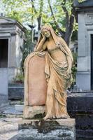 París, Francia - 2 de mayo de 2016 tumbas antiguas en el cementerio de Pere-Lachaise foto