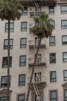 escalera de incendios oxidada en el edificio foto