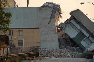 puente morandi colapsado en genova foto