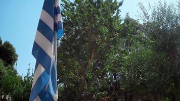 dichtbij omhoog van Griekenland vlag wankelt van de wind video