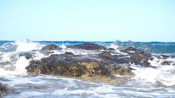 schoonheid rotsachtig strand. kust met vawes en rotsen video