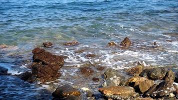 hermosa playa de guijarros con olas de mar video