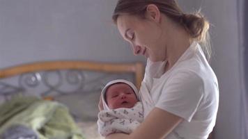 belle jeune maman avec bébé nouveau-né video