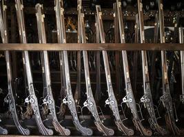 muchos fusiles de madera de hierro medievales foto