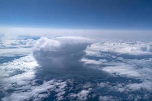 explosión de bomba de guerra nuclear atómica como nube foto
