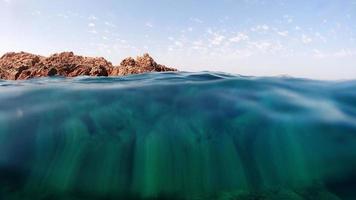 vista submarina de agua cristalina de Cerdeña mientras se bucea foto