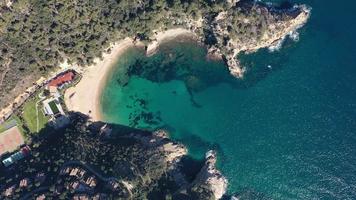 blå vatten strand cove av de medelhavs hav i cala giverola video