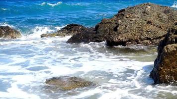 bellezza roccioso spiaggia. riva del mare con vawe e rocce video