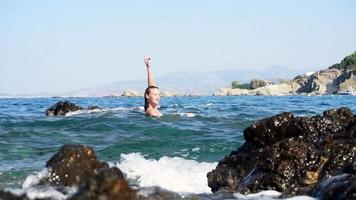 una joven alegre nada en el mar video