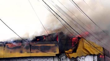 das Feuer im Gebäude. das Dach des Gebäudes in Brand video