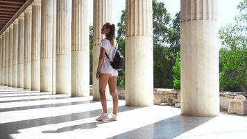 Ein junges Mädchen geht auf der antiken griechischen Akropolis spazieren video