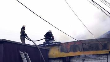 L'équipe de resque des pompiers éteint un bâtiment en feu video