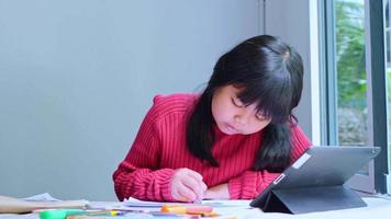 fille asiatique assise à la maison images à colorier.