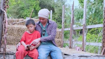 menino asiático sentado feliz com o pai video