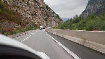 Blick aus dem Inneren eines fahrenden Autos entlang der Autobahn auf den Seitenspiegel bei Regen. das Konzept von Fahrzeugen und Fahrern. keine Leute. video