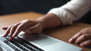 escribiendo a mano en la computadora portátil en el escritorio de la oficina video