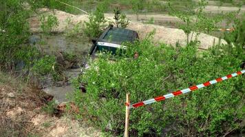 das Offroad-Rennen durch den Sumpf video