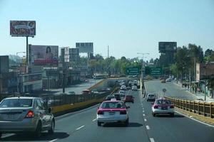 ciudad de méxico, méxico - 5 de noviembre de 2017 - tráfico congestionado de la capital de la metrópoli mexicana foto