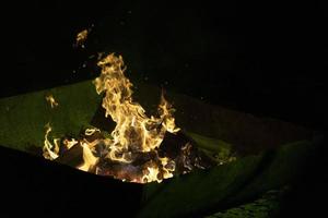 chimenea en la nieve al aire libre foto