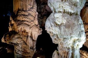 panorama de la vista interior de las cuevas de postojna foto