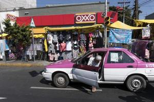 ciudad de méxico, méxico - 5 de noviembre de 2017 - gente en el mercado callejero de la ciudad foto