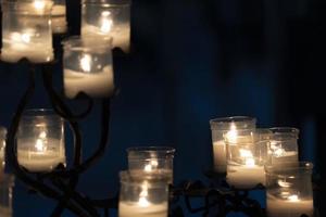 velas votivas dentro de una iglesia aislada en negro foto