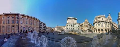 génova, italia - 1 de julio de 2020 - piazza de ferrari fuente splash centro de la ciudad foto