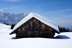 cabaña de madera en el fondo de la nieve del invierno foto