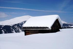 cabaña de madera en el fondo de la nieve del invierno foto