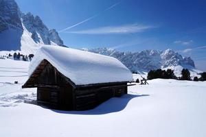 cabaña de madera en el fondo de la nieve del invierno foto