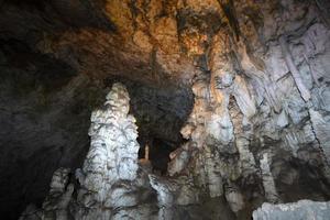 panorama de la vista interior de las cuevas de postojna foto