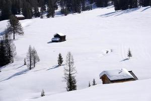 cabaña de madera en el fondo de la nieve del invierno foto