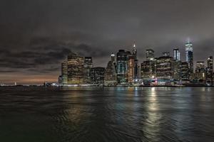 vista nocturna de manhattan desde brooklyn foto