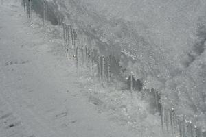 carámbanos en invierno montañas dolomitas cabaña foto