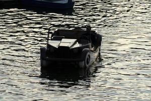 praga, república checa - 15 de julio de 2019 - los barcos de coches de estilo antiguo en la ciudad están llenos de turistas en verano foto