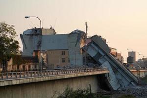 puente morandi colapsado en genova foto