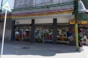 ciudad de méxico, méxico - 5 de noviembre de 2017 - gente en el mercado callejero de la ciudad foto