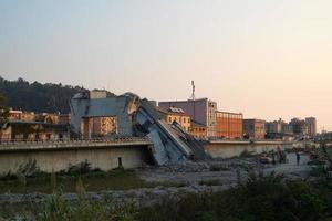 puente morandi colapsado en genova foto