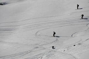 esquiador de piel en dolomitas panorama de nieve foto