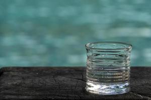 vaso de bebida en el fondo de la piscina foto