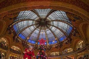 PARIS, FRANCE - NOVEMBER 20 2021 - Xmas Tree in Galeries La Fayette photo